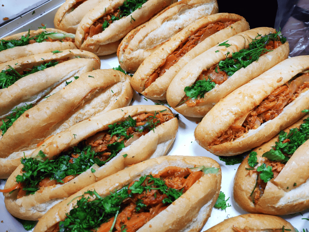 B&aacute;nh m&igrave; d&acirc;n tổ l&agrave; m&oacute;n ăn đặc trưng của người H&agrave; Nội, hấp dẫn thực kh&aacute;ch với phần nh&acirc;n x&agrave;o n&oacute;ng, đậm đ&agrave; (Nguồn: B&aacute;nh M&igrave; D&acirc;n Tổ Việt Nam)